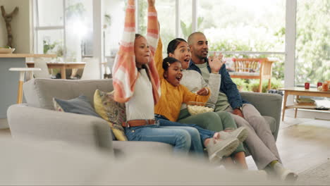 Viendo-Televisión,-Hogar-Y-Familia-Con-Palomitas-De-Maíz