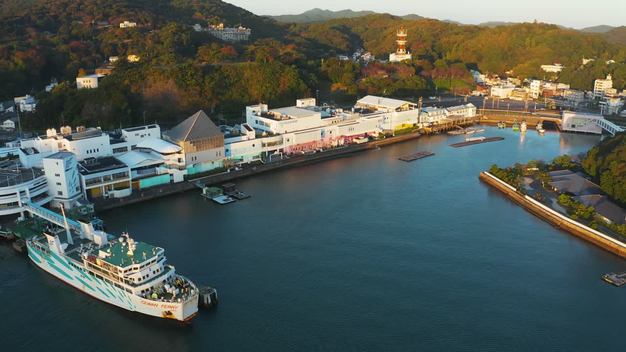 태양이 뜨는 토바 페리 항구의 공중 사진