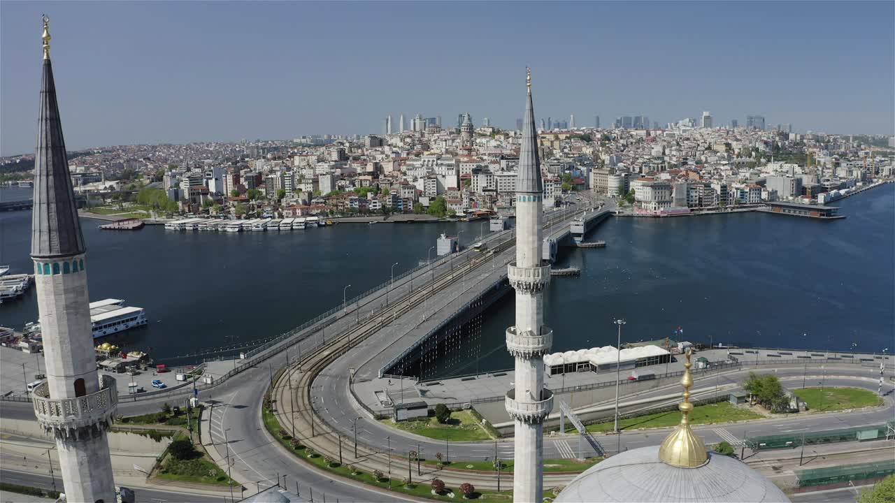 vista aérea de la nueva mezquita y el puente galata. imágenes de 4k en turquía
