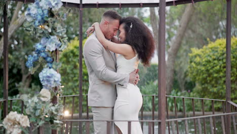 Wedding,-bride-and-groom-dancing-with-hug