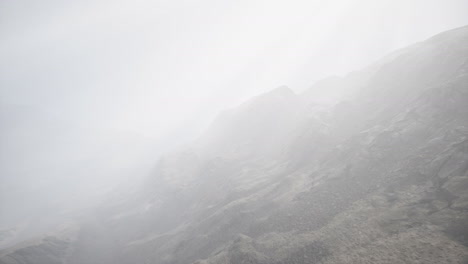 Sonnenstrahlen-Vor-Der-Kulisse-Der-Berge