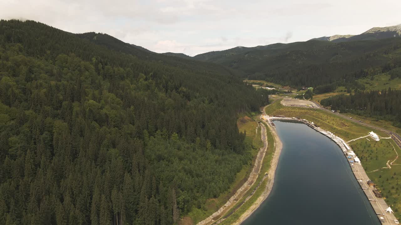 우크라이나어 계곡에서 호수의 공중 샷