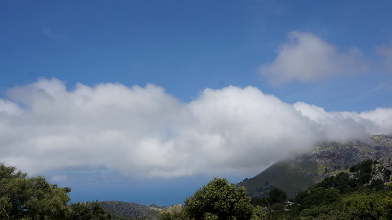 lapso de tiempo: nubes que pasan por encima de las montañas en una isla soleada