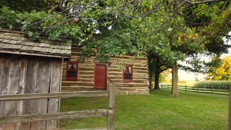 patio trasero del sitio histórico de la cabaña y la valla en la ubicación de la granja peter whitmer en nueva york en el condado de seneca cerca de waterloo mormón o la iglesia de jesucristo de los santos de los últimos días