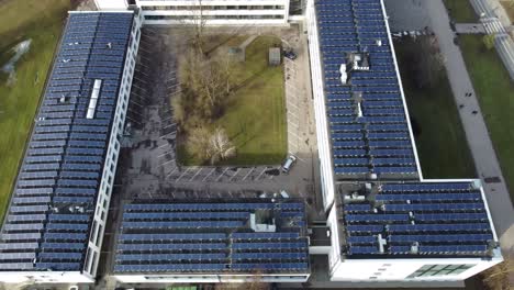 Sonnenkollektoren-Erzeugen-Strom-Auf-Dem-Gebäude-Der-Technischen-Universität-Kaunas