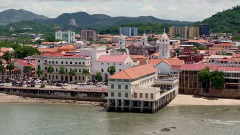 Panama-Casco-Antiguo-Und-Die-Americas-Bridge-Im-Hintergrund