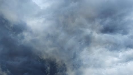 los relámpagos salen de una tormenta oscura ultra hd