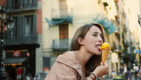 mujer alegre lamiendo helado al aire libre. chica linda comiendo helado derretido