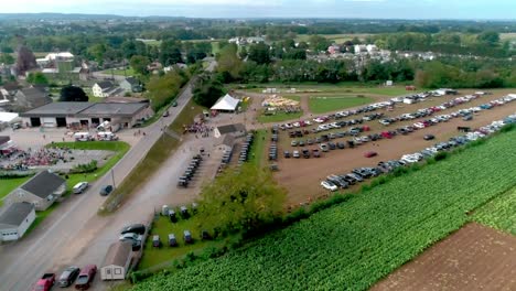 Amish-Schlammverkauf-Und--Auktion-Aus-Sicht-Der-Drohne