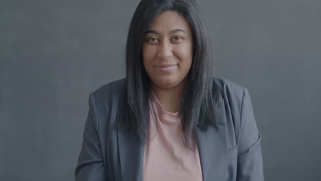 mujer sonriente dando pulgares hacia arriba