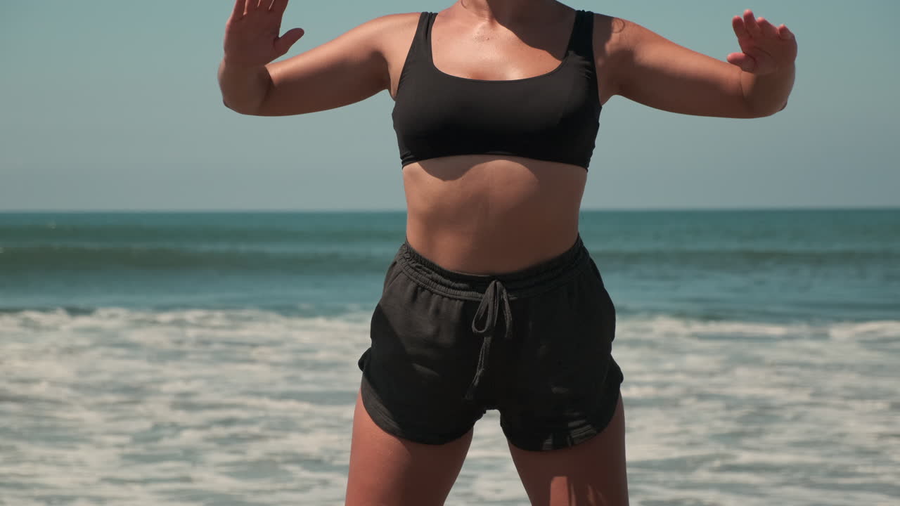 mujer haciendo ejercicio en la playa