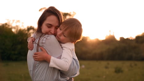 Amorosa-Madre-E-Hijo-Abrazándose-Al-Aire-Libre-Al-Atardecer.-Amorosa-Madre-E-Hijo-Abrazándose-Al-Aire-Libre-Al-Atardecer-Durante-Sus-Vacaciones-De-Verano