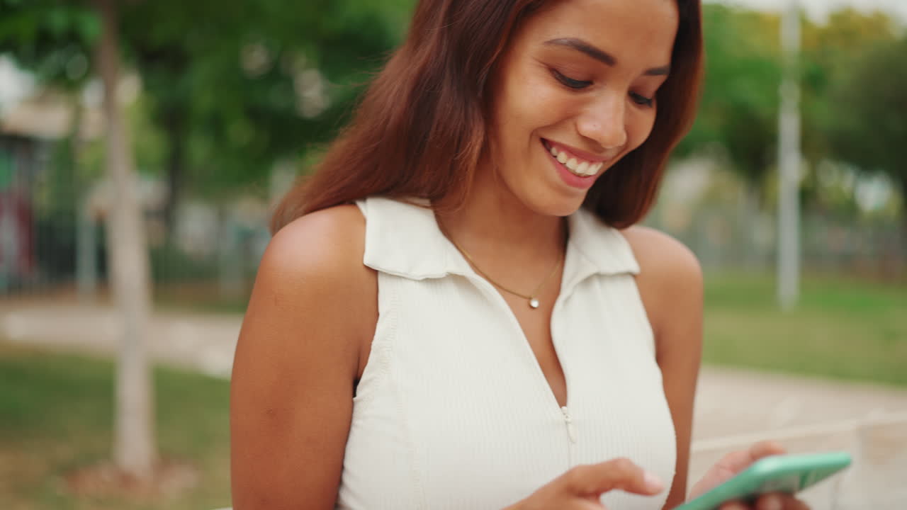 Mujer usando teléfono móvil en el parque