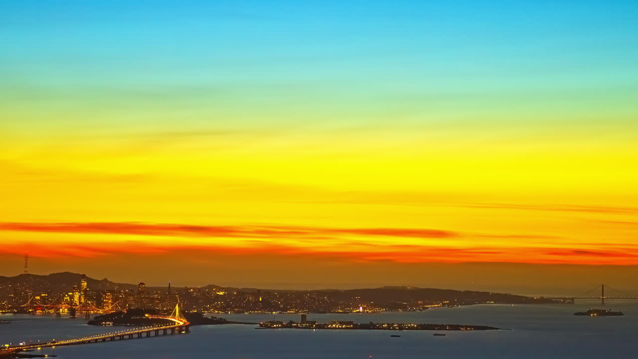 타임 스: 샌프란시스코와 베이 위의 해가 지고, 태평양 지평선 위의 구름과 불빛