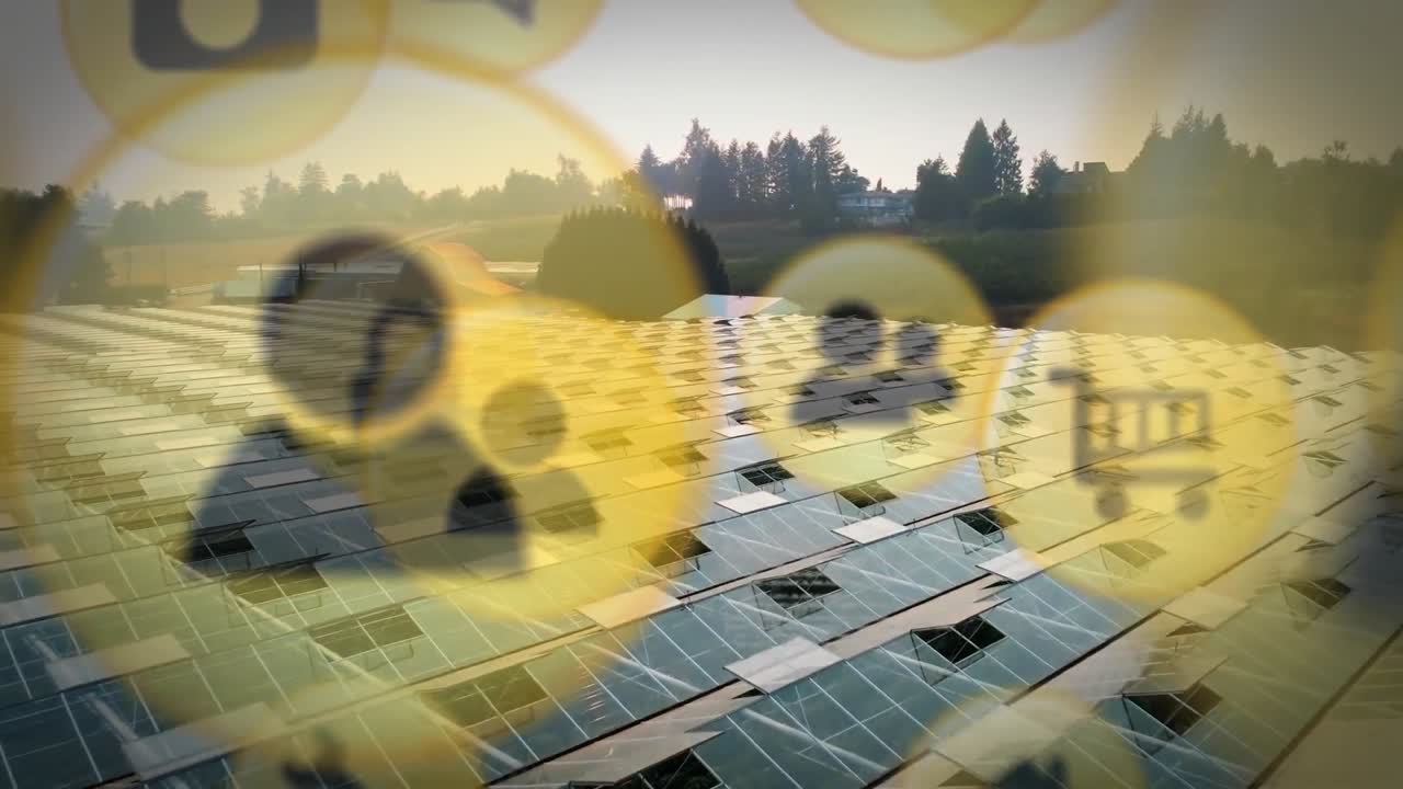 анимация значков профиля и компьютерного языка над воздушным изображением солнечных панелей на поле