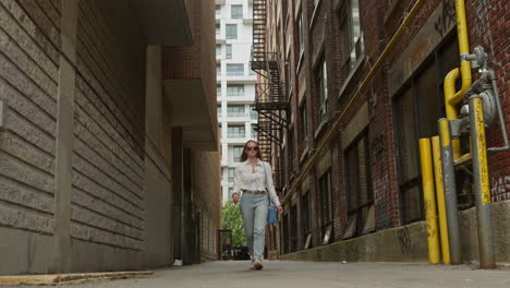 una joven está caminando por nueva york.