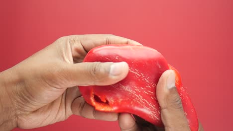 preparando un pimiento rojo