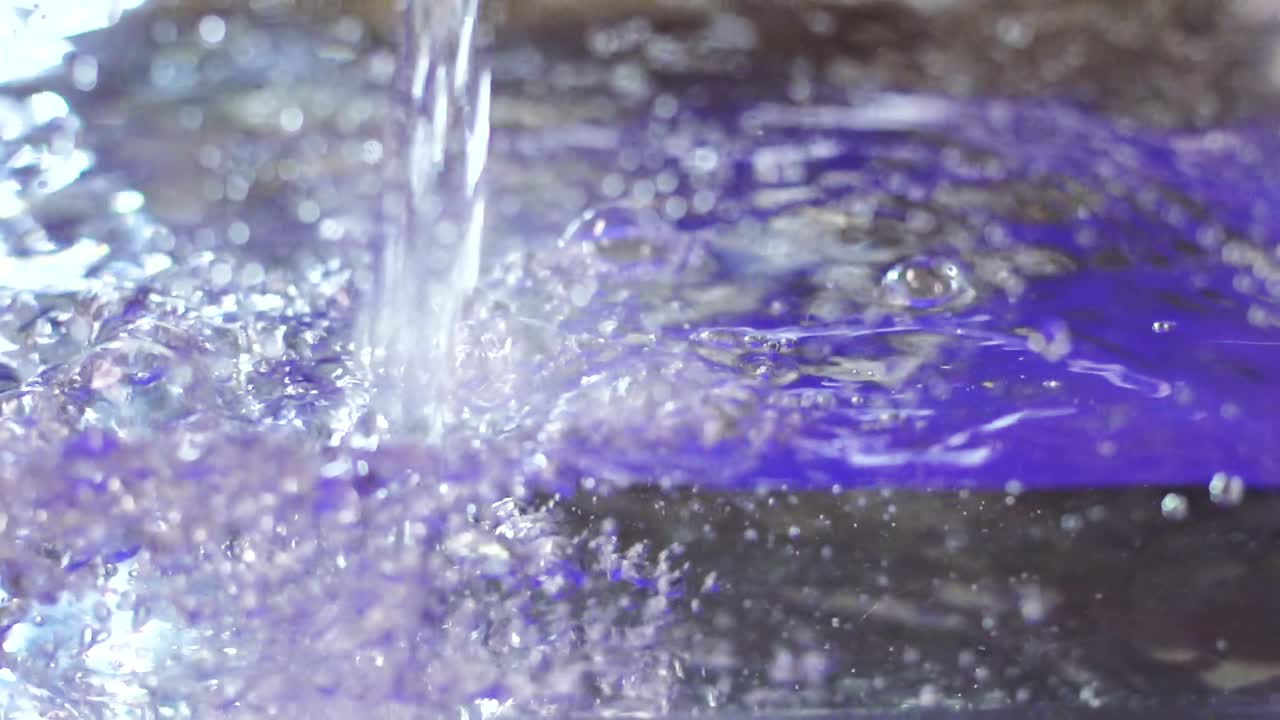 슬로우 모션, 깨끗한 용기에 물을 부어 상쾌한 거품을 만들고 수중에서 급증
