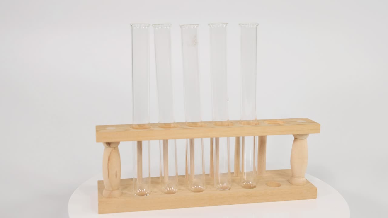 tubi di prova in un rack di legno rotante