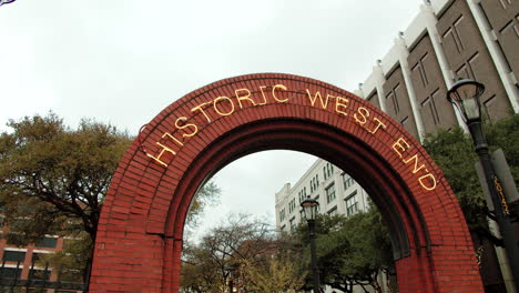 extremo oeste histórico en el centro de dallas, texas