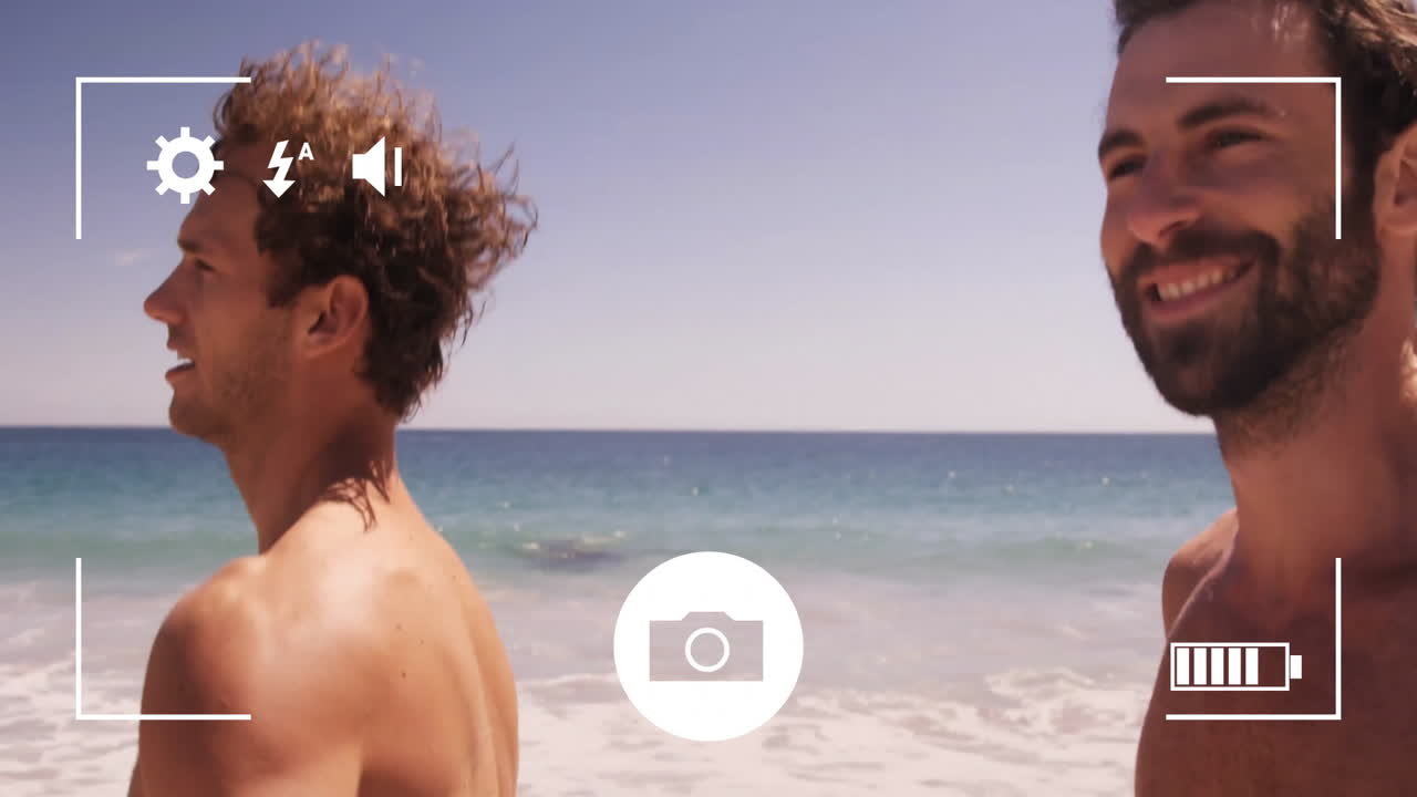 Animación de pantalla de cámara sobre hombres caucásicos corriendo por la costa