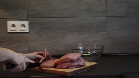corte de carne: preparación culinaria con cuchillo afilado en la cocina