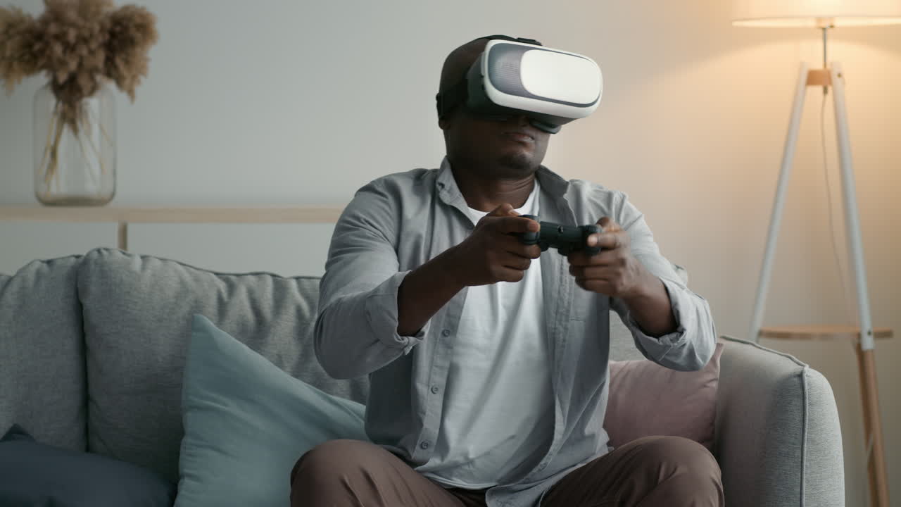 Uomo che si gode una sessione di gioco VR a casa