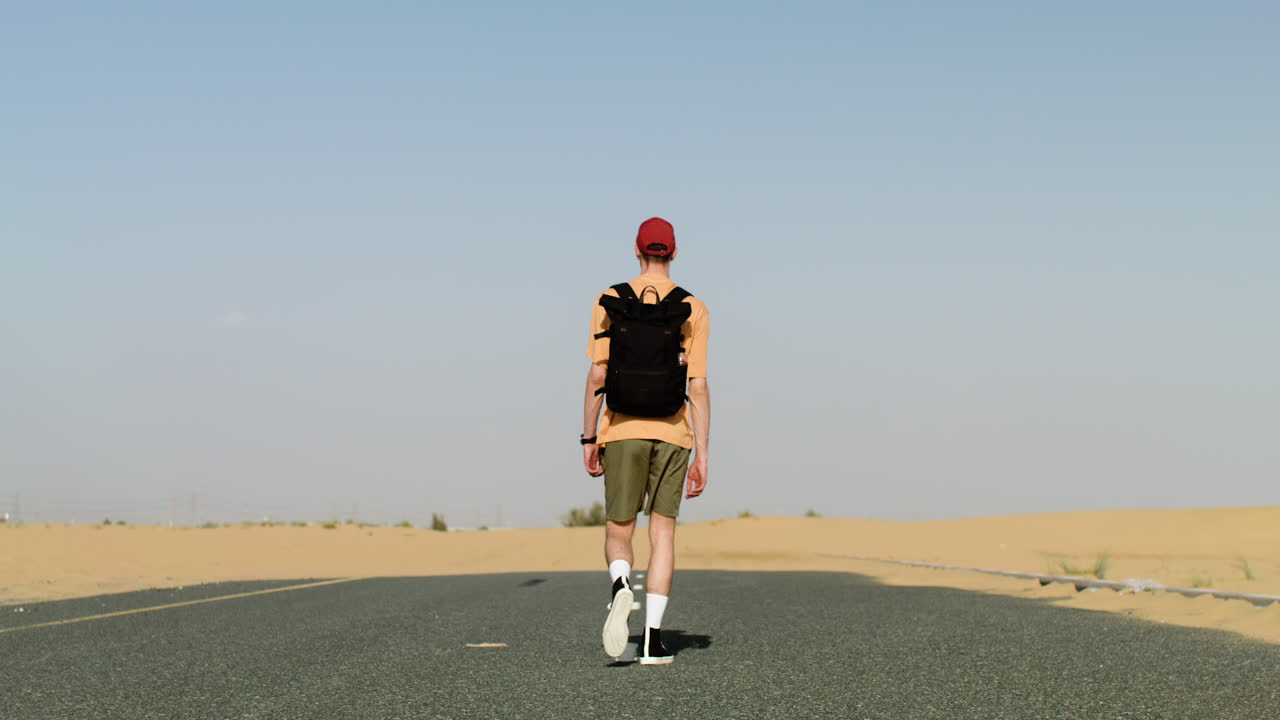 사막을 가로지르는 남성 모험가