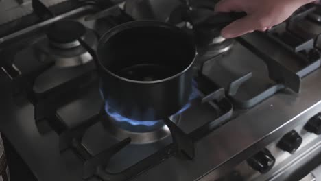 при включении газовой плиты lpg под кастрюлей образуется большое голубое желто-оранжевое пламя