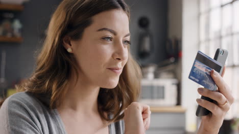 Hermosa-Mujer-Comprando-En-Línea-Con-Tarjeta-De-Crédito-Usando-Un-Teléfono-Inteligente