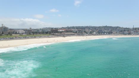 Playa-Durante-La-Pandemia---Mar-Azul-Con-Turistas-En-La-Playa-Bondi-En-Nsw,-Australia