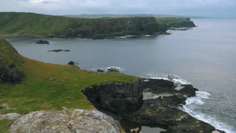 Schöne-Aussicht-Auf-Eine-Bucht-Von-Der-Spitze-Einer-Klippe-In-Nordirland