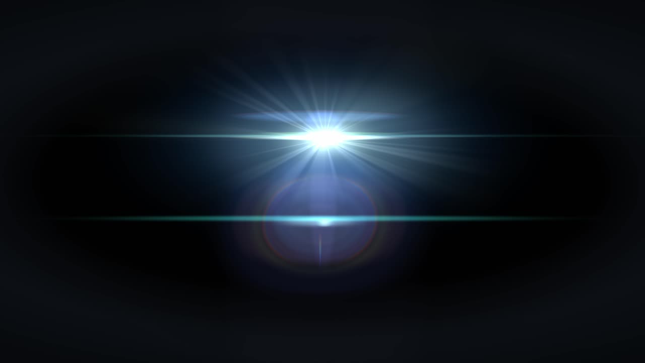 Autentico flare anamorfico Cineovision 50mm con singolare doppia striscia luminosa. Isolato su sfondo nero per comporre un look sci-fi retrò.