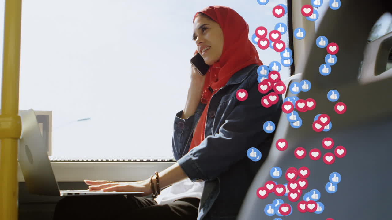 Dizüstü bilgisayar kullanan başörtülü bir kadının üzerindeki düşen sosyal medya simgeleri animasyonu