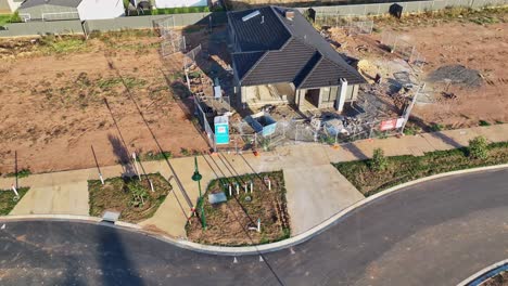 círculo aéreo bajo alrededor de una nueva casa en construcción en la finca silverwoods en yarrawonga