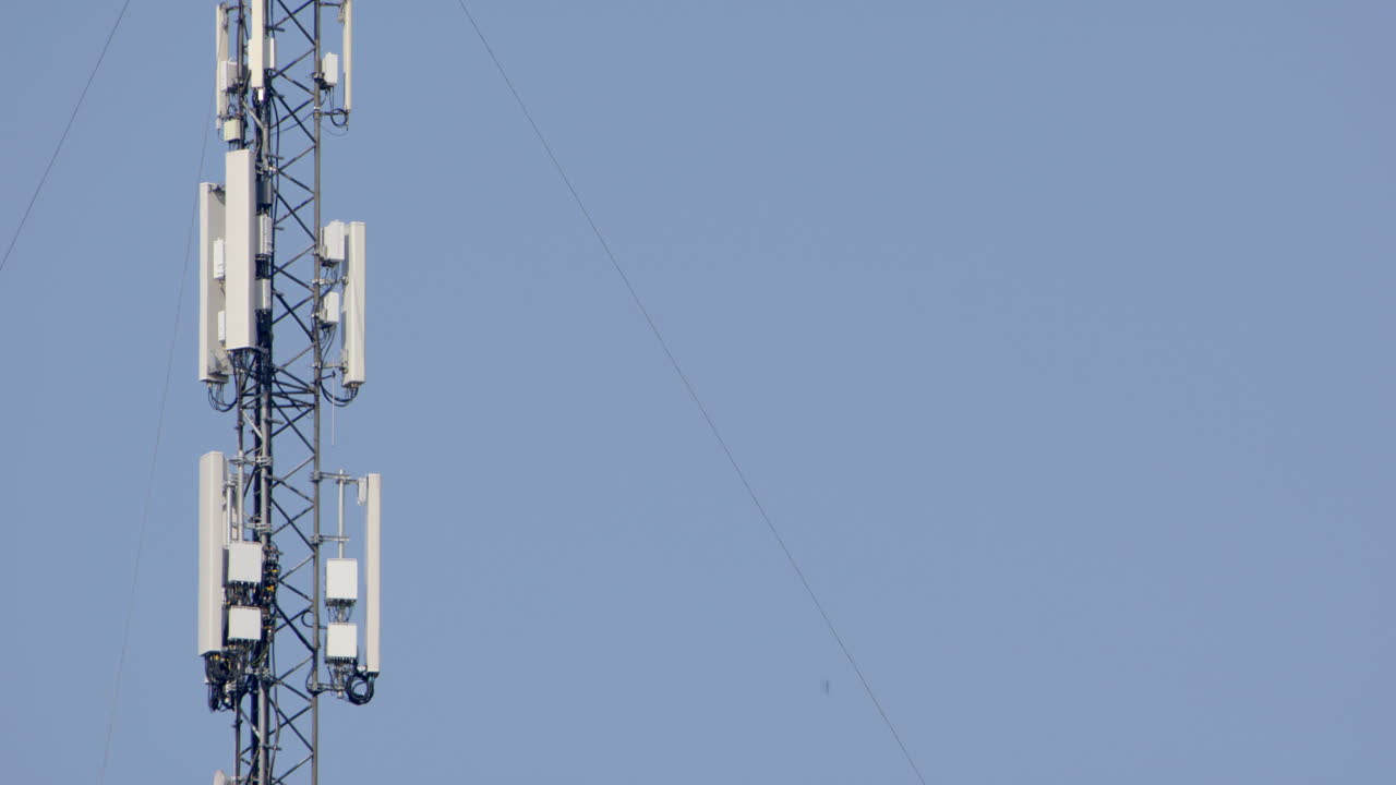 하늘에 맞춰 5g 휴대폰 마스트의 텔레포토  ⁇ , 복사 공간 오른쪽