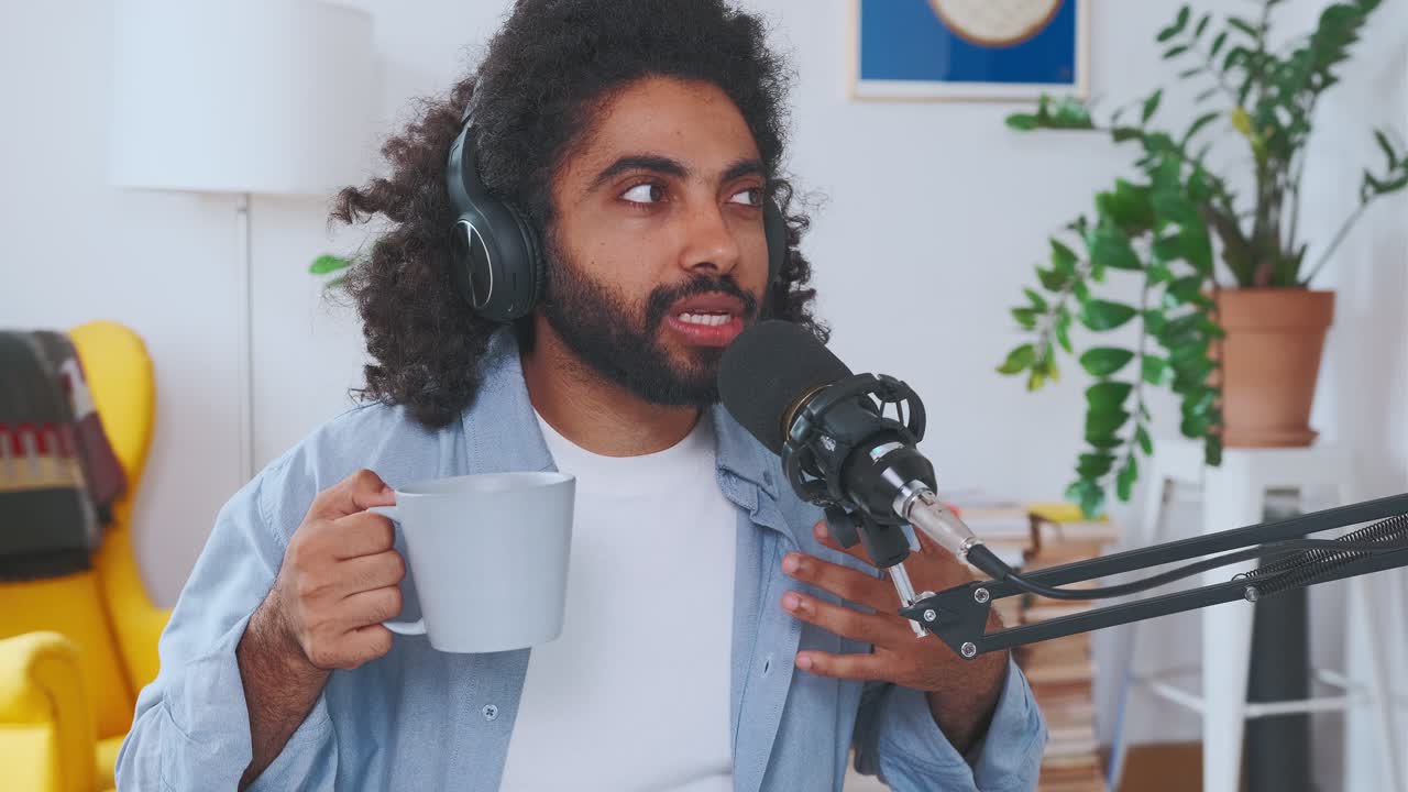 joven árabe positivo streamer cuenta la historia y los gestos emocionales