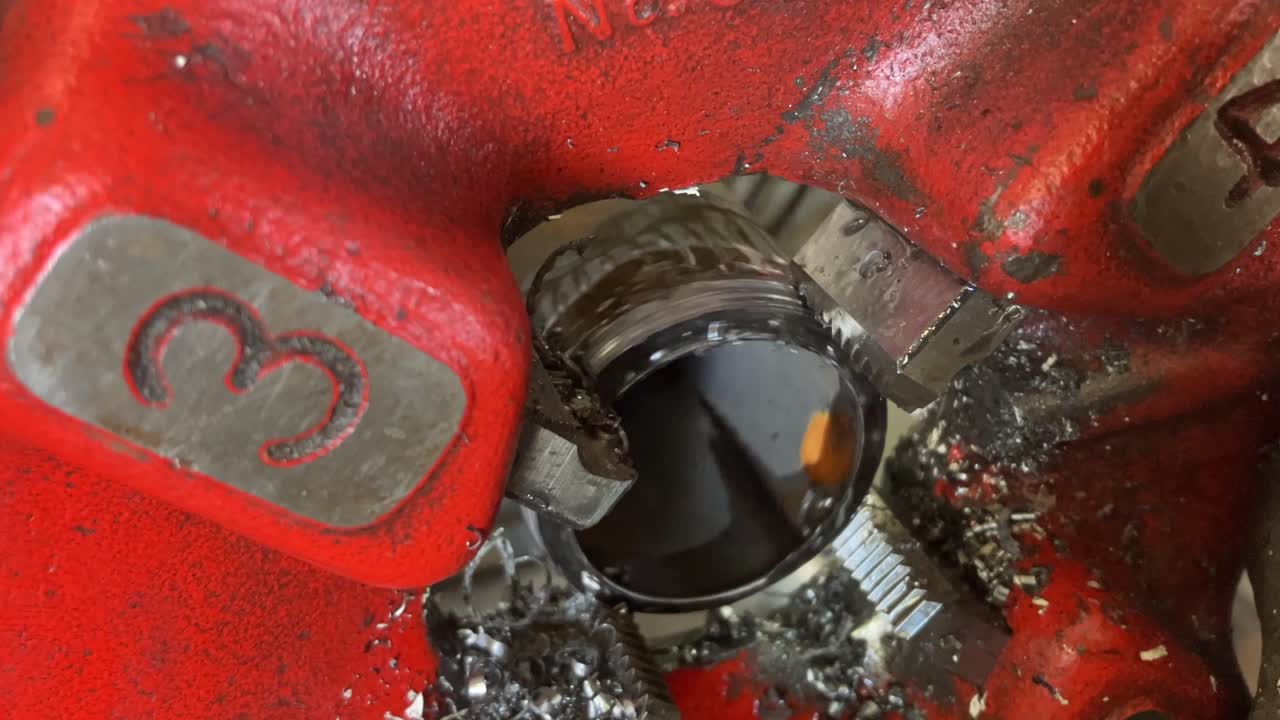 냉각 오일로 스레딩 강철 파이프를 닫는 것