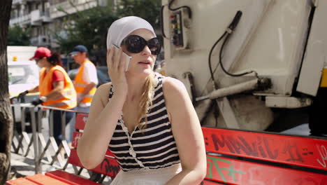 mujer joven hablando por teléfono