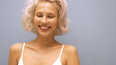 retrato de una mujer sonriente con cabello rubio corto