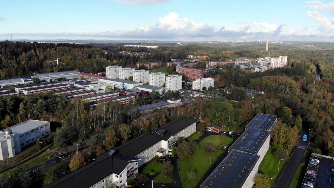 sobrevuelo aéreo de edificios de apartamentos y bosques en bergsjon, gotemburgo, suecia