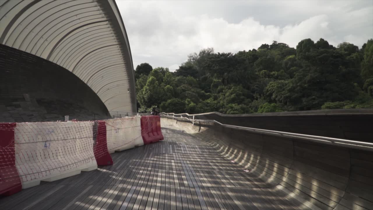 caminar sobre el puente vacío de las olas de henderson en un día soleado en singapur - enfoque