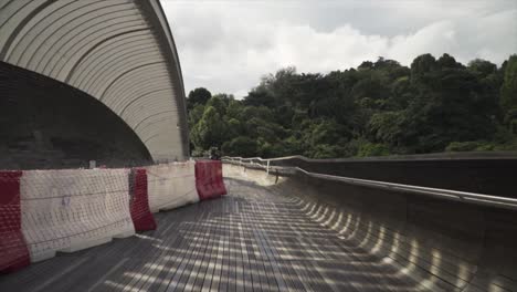 Zu-Fuß-Auf-Der-Leeren-Henderson-Waves-Bridge-An-Einem-Sonnigen-Tag-In-Singapur---Ansatz