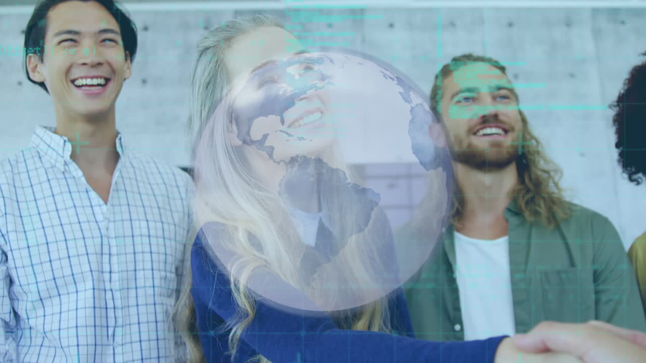 анимация глобуса и обработка данных над улыбающимися разнообразными бизнесменами, пожимающими руки.