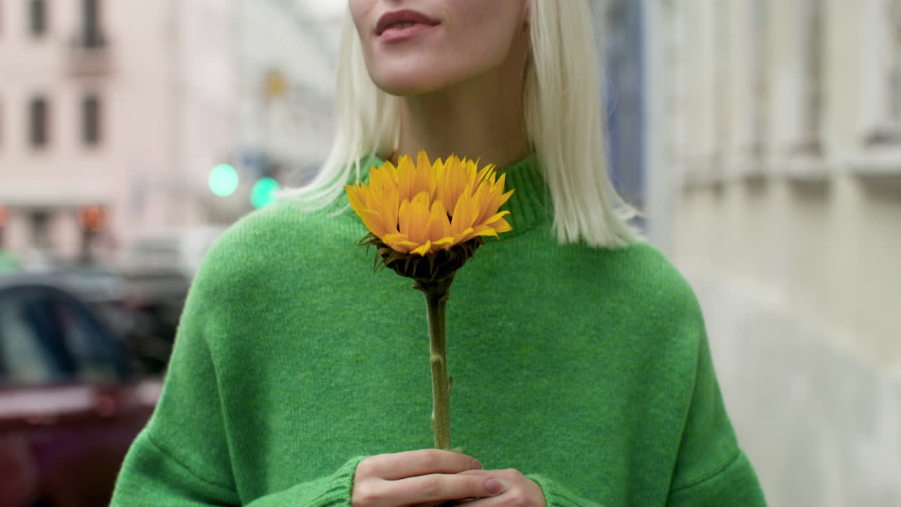 молодая женщина позирует на открытом воздухе