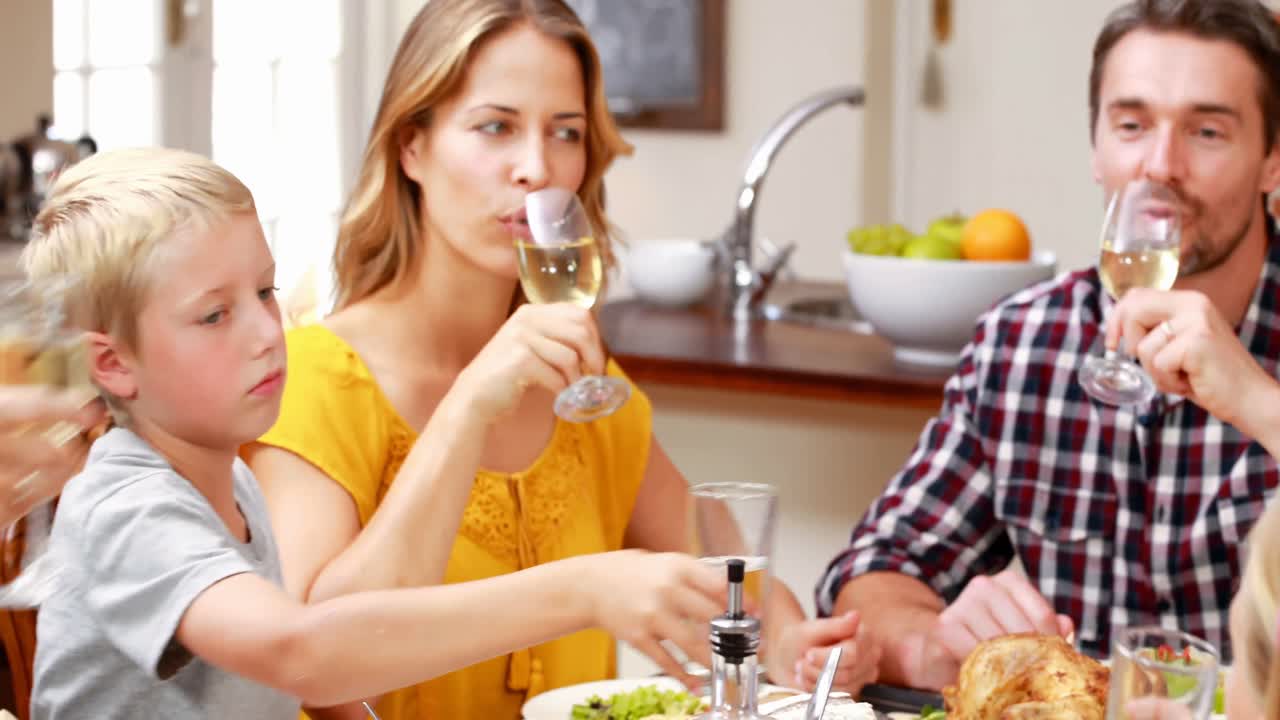 семейный тост за ужином