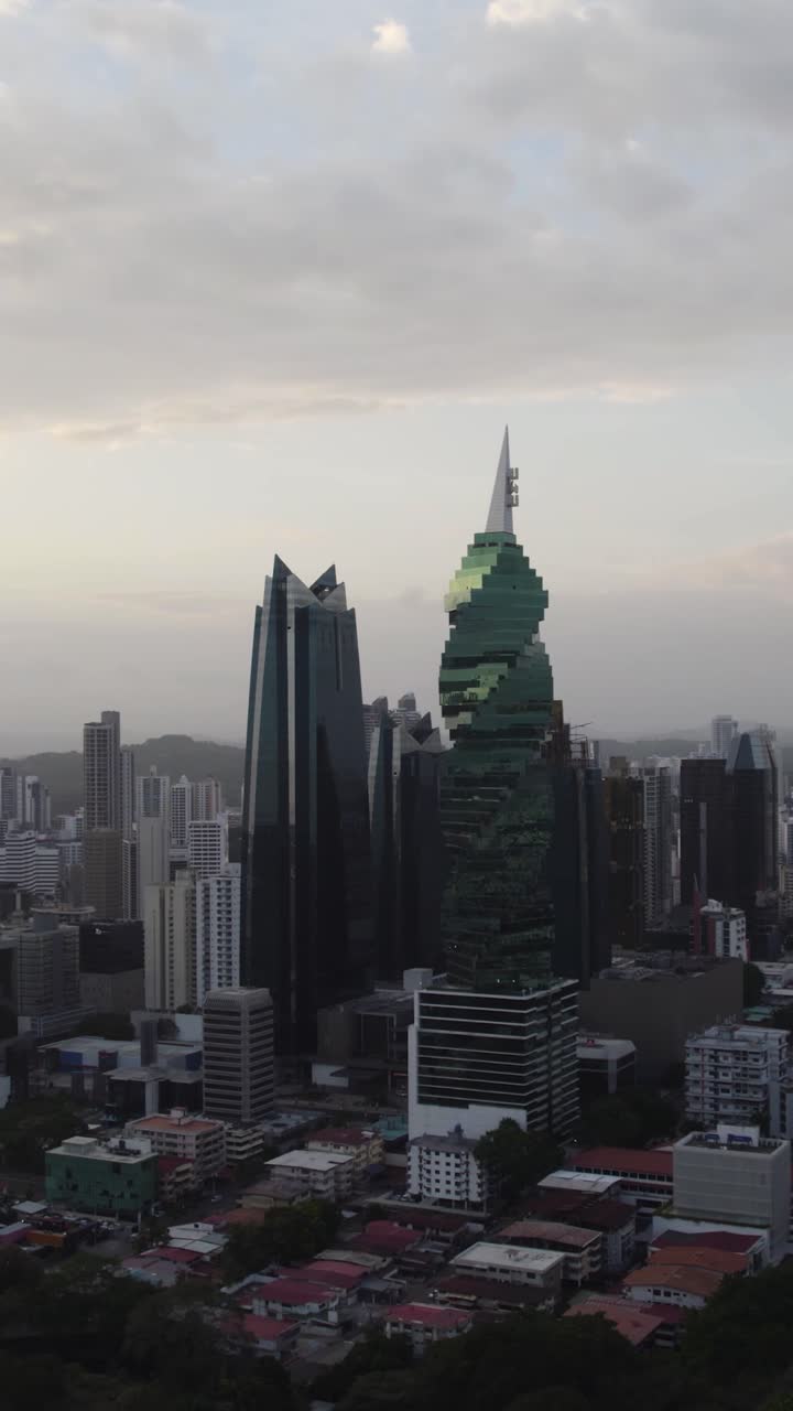 Drone voando em direção à icônica Torre F e F em Obarrio, Cidade do Panamá, cercada por arranha-céus modernos