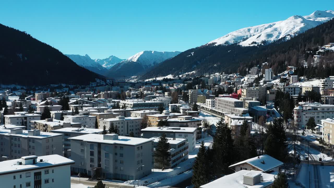 excelente vista aérea de una zona residencial en el invernal davos, suiza