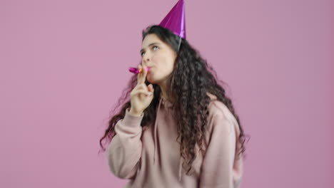 mujer celebrando su cumpleaños