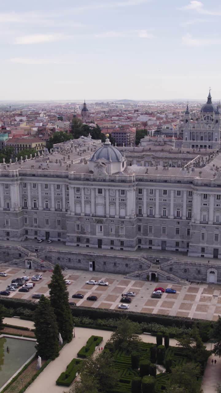 Orbita aerea che rivela il lato nord del Palazzo Reale di Madrid e la sua storica grandezza, verticale